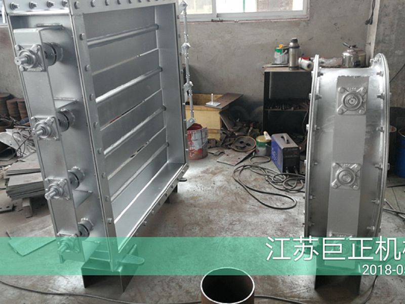 方形擋板門(寬7m),制作后期噴漆進行中