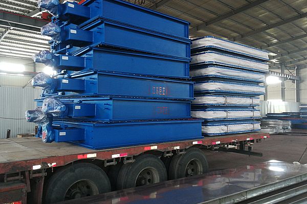 公司擋板門、膨脹節裝車過程中,準備發貨了